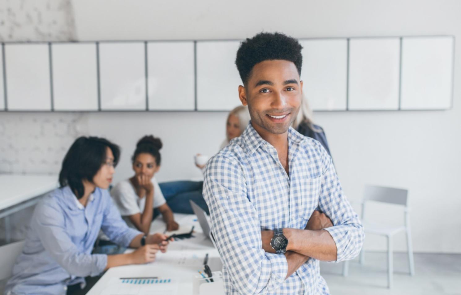 Profesional trabajando en análisis financiero empresarial